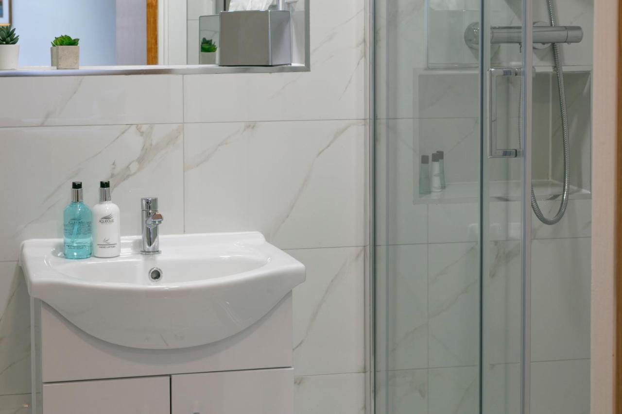 Superior Family Room with One King and Two Single Beds and Kitchenette - Non-Smoking,1257787870:JPEG