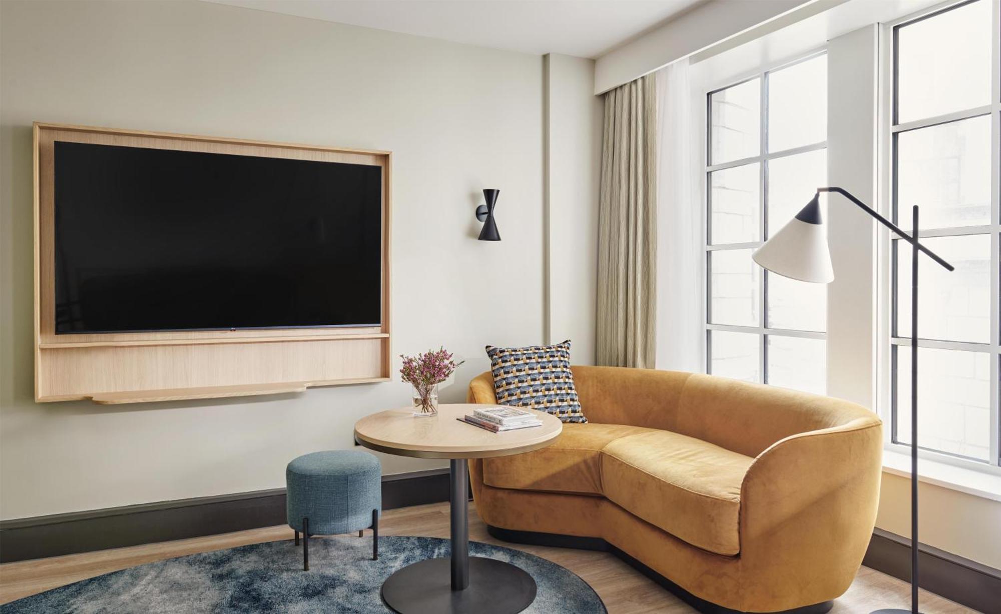 King Room with High Street View,1756453887:JPEG