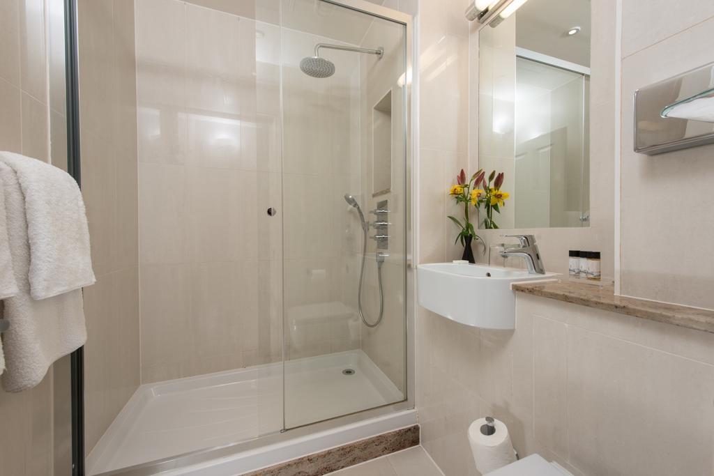 Camera Tripla